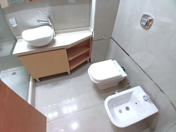 Piso 4 Ambientes amueblado con balcón, parrilla, 2 patios y cochera en Belgrano APTO CREDITO