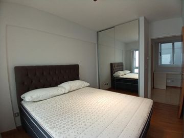 Piso 4 Ambientes amueblado con balcón, parrilla, 2 patios y cochera en Belgrano APTO CREDITO