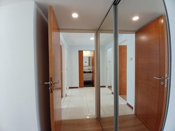 Piso 4 Ambientes amueblado con balcón, parrilla, 2 patios y cochera en Belgrano APTO CREDITO