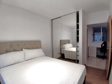 Piso 4 Ambientes amueblado con balcón, parrilla, 2 patios y cochera en Belgrano APTO CREDITO