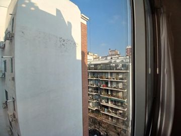 Piso 4 Ambientes amueblado con balcón, parrilla, 2 patios y cochera en Belgrano APTO CREDITO