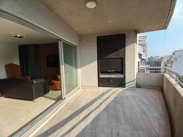 Piso 4 Ambientes amueblado con balcón, parrilla, 2 patios y cochera en Belgrano APTO CREDITO