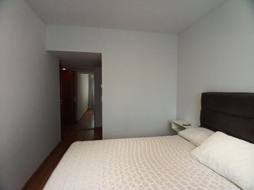 Piso 4 Ambientes amueblado con balcón, parrilla, 2 patios y cochera en Belgrano APTO CREDITO