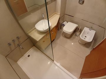 Piso 4 Ambientes amueblado con balcón, parrilla, 2 patios y cochera en Belgrano APTO CREDITO