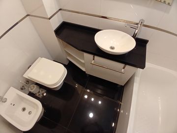 Piso 4 Ambientes amueblado con balcón, parrilla, 2 patios y cochera en Belgrano APTO CREDITO