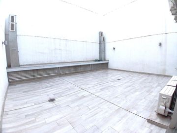 Piso 4 Ambientes amueblado con balcón, parrilla, 2 patios y cochera en Belgrano APTO CREDITO