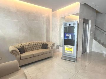 Piso 4 Ambientes amueblado con balcón, parrilla, 2 patios y cochera en Belgrano APTO CREDITO