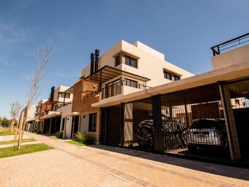 En venta monoambiente con patio y cochera zona Río