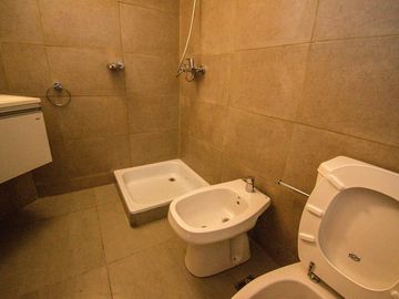 En venta monoambiente con patio y cochera zona Río