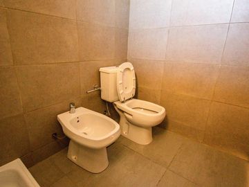 En venta monoambiente con patio y cochera zona Río