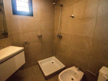 En venta monoambiente con patio y cochera zona Río