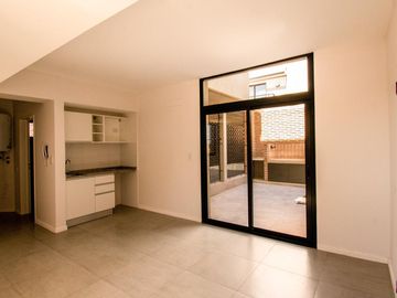 En venta monoambiente con patio y cochera zona Río
