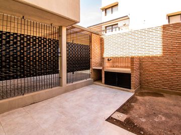 En venta monoambiente con patio y cochera zona Río