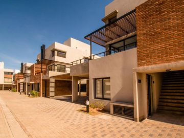 En venta monoambiente con patio y cochera zona Río