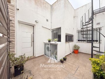 PH de 2 ambientes con patio y terraza propia con parrilla. CAISAMAR