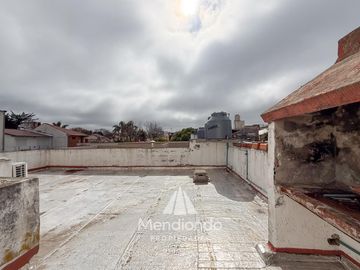 PH de 2 ambientes con patio y terraza propia con parrilla. CAISAMAR