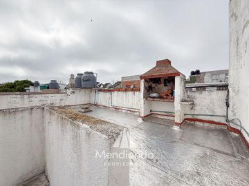 PH de 2 ambientes con patio y terraza propia con parrilla. CAISAMAR