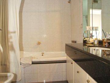 VENTA PISO ALTO AL CONTRAFRENTE 4 AMBIENTES PALERMO CON COCHERA DOBLE Y BAULERA AMENITIES