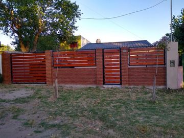 Casa en venta - 2 Dormitorios 1 Baño - San Clemente del Tuyú