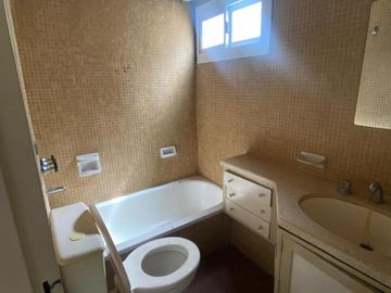 PH al frente en La Plata, 3 dormitorio, 2 baños, zona Malvinas, patio, ideal profesional