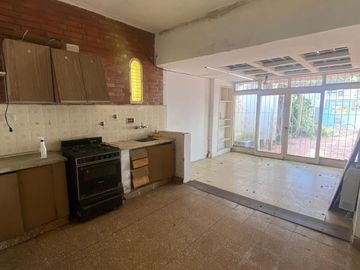 PH al frente en La Plata, 3 dormitorio, 2 baños, zona Malvinas, patio, ideal profesional