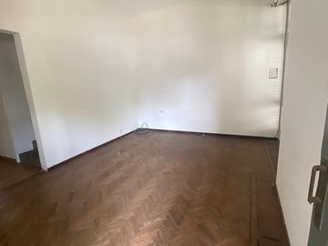 PH al frente en La Plata, 3 dormitorio, 2 baños, zona Malvinas, patio, ideal profesional
