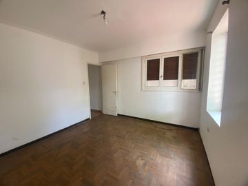 PH al frente en La Plata, 3 dormitorio, 2 baños, zona Malvinas, patio, ideal profesional