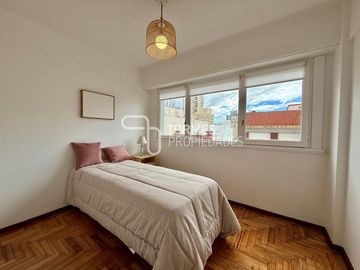 3 Amb. con Balcón Corrido, Cochera y Muebles Nuevos – MDP Centro