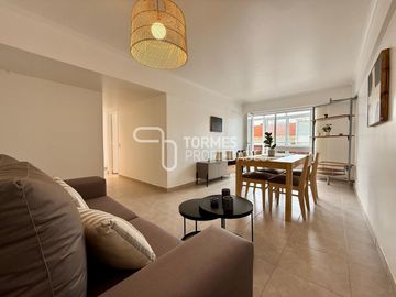 3 Amb. con Balcón Corrido, Cochera y Muebles Nuevos – MDP Centro