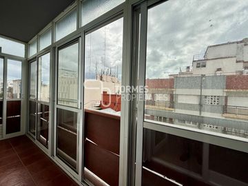 3 Amb. con Balcón Corrido, Cochera y Muebles Nuevos – MDP Centro