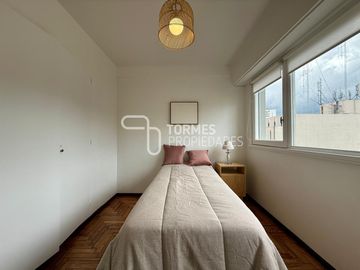 3 Amb. con Balcón Corrido, Cochera y Muebles Nuevos – MDP Centro