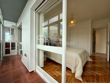 3 Amb. con Balcón Corrido, Cochera y Muebles Nuevos – MDP Centro