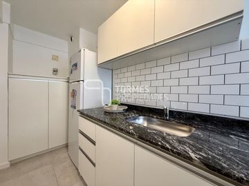 3 Amb. con Balcón Corrido, Cochera y Muebles Nuevos – MDP Centro