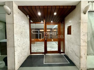 3 Amb. con Balcón Corrido, Cochera y Muebles Nuevos – MDP Centro