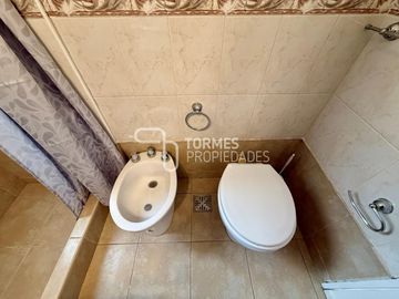 3 Amb. con Balcón Corrido, Cochera y Muebles Nuevos – MDP Centro