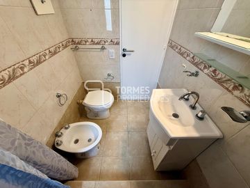 3 Amb. con Balcón Corrido, Cochera y Muebles Nuevos – MDP Centro