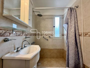 3 Amb. con Balcón Corrido, Cochera y Muebles Nuevos – MDP Centro