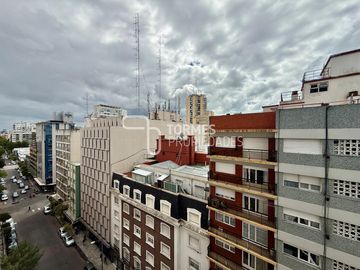 3 Amb. con Balcón Corrido, Cochera y Muebles Nuevos – MDP Centro