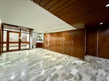 3 Amb. con Balcón Corrido, Cochera y Muebles Nuevos – MDP Centro