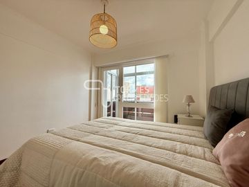 3 Amb. con Balcón Corrido, Cochera y Muebles Nuevos – MDP Centro