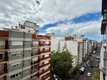 3 Amb. con Balcón Corrido, Cochera y Muebles Nuevos – MDP Centro
