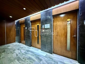 3 Amb. con Balcón Corrido, Cochera y Muebles Nuevos – MDP Centro