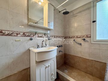 3 Amb. con Balcón Corrido, Cochera y Muebles Nuevos – MDP Centro