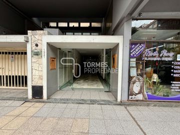 3 Amb. con Balcón Corrido, Cochera y Muebles Nuevos – MDP Centro