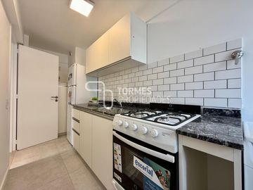 3 Amb. con Balcón Corrido, Cochera y Muebles Nuevos – MDP Centro