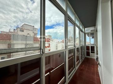 3 Amb. con Balcón Corrido, Cochera y Muebles Nuevos – MDP Centro