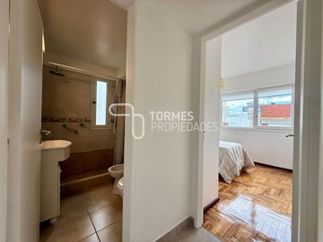 3 Amb. con Balcón Corrido, Cochera y Muebles Nuevos – MDP Centro