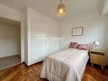 3 Amb. con Balcón Corrido, Cochera y Muebles Nuevos – MDP Centro