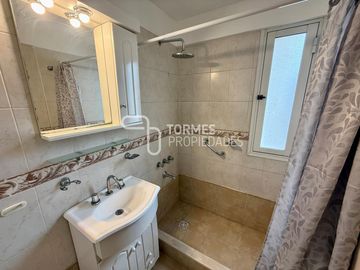 3 Amb. con Balcón Corrido, Cochera y Muebles Nuevos – MDP Centro