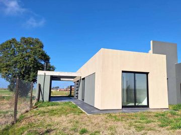 CASA EN VENTA 2 DORMITORIOS -  BARRIO ECOTIERRA